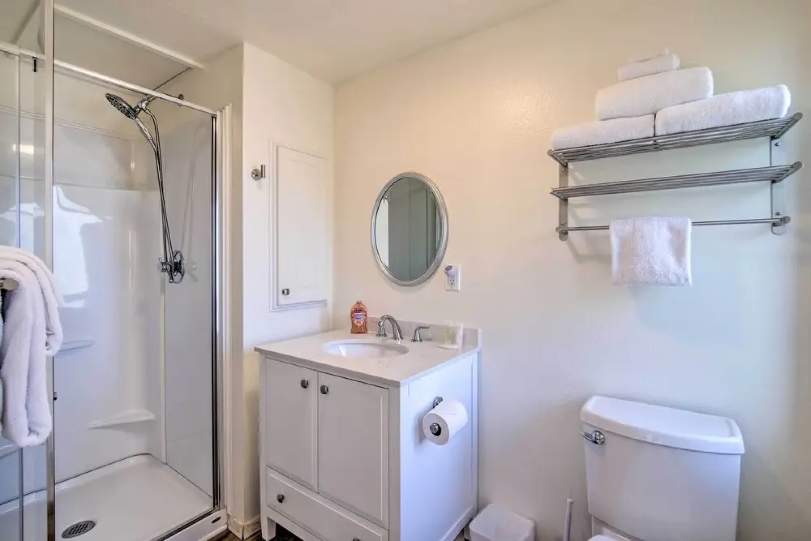 North Bend Home w/ Cornhole Court & Putting Green