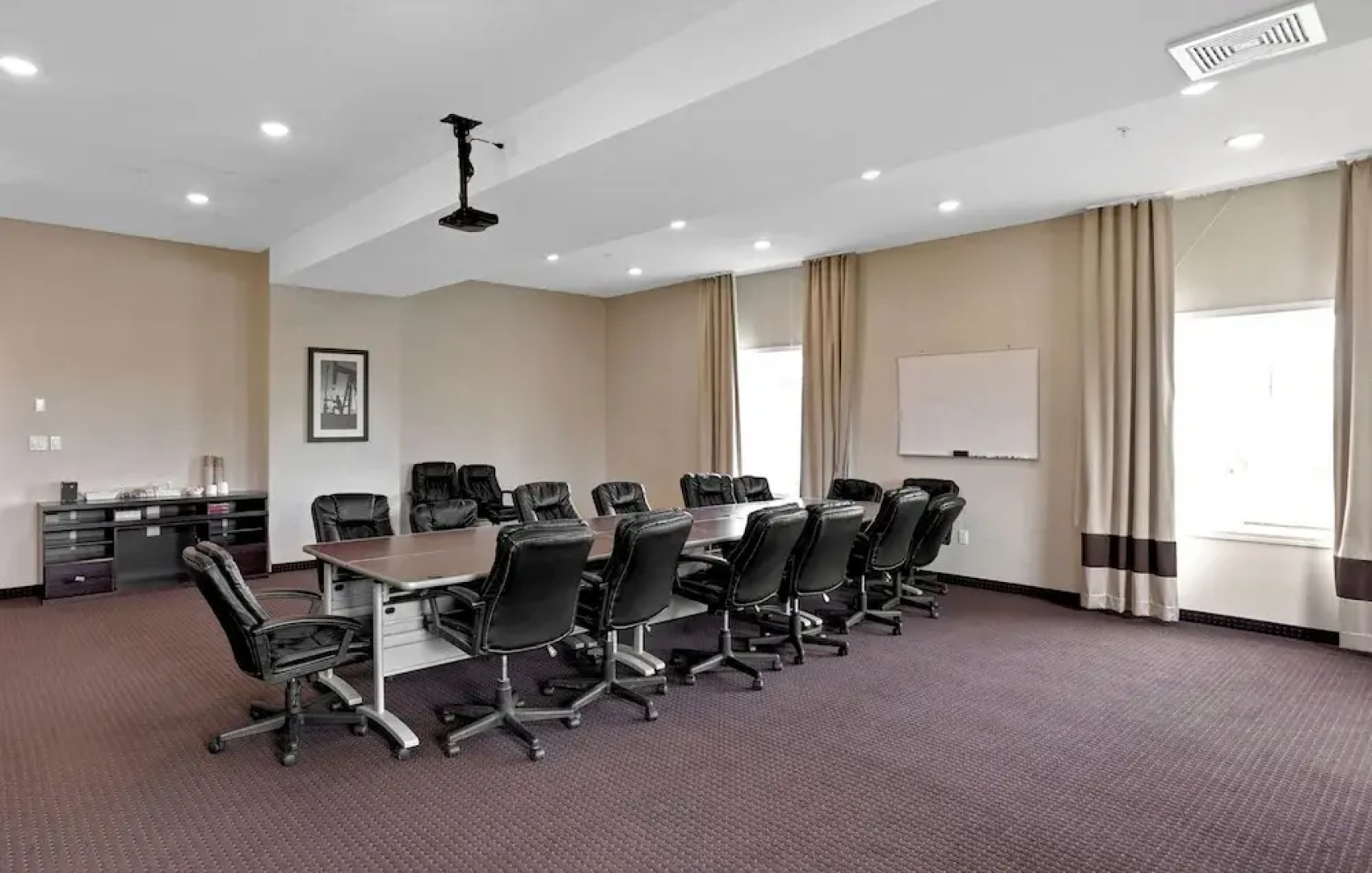 Duvernay Inn & Suites