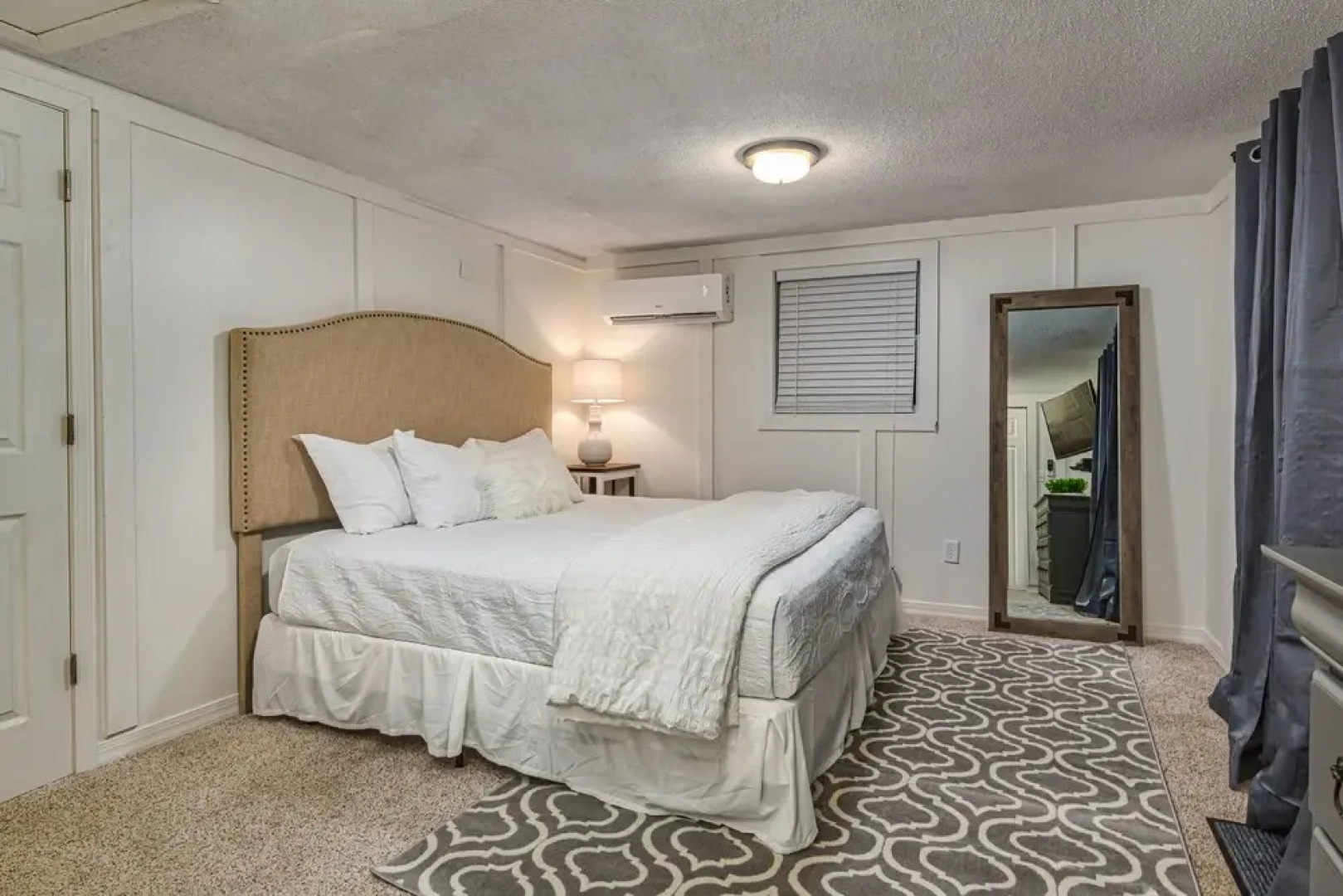 Mountain Modern Getaway Hot Tub and Arcade Games