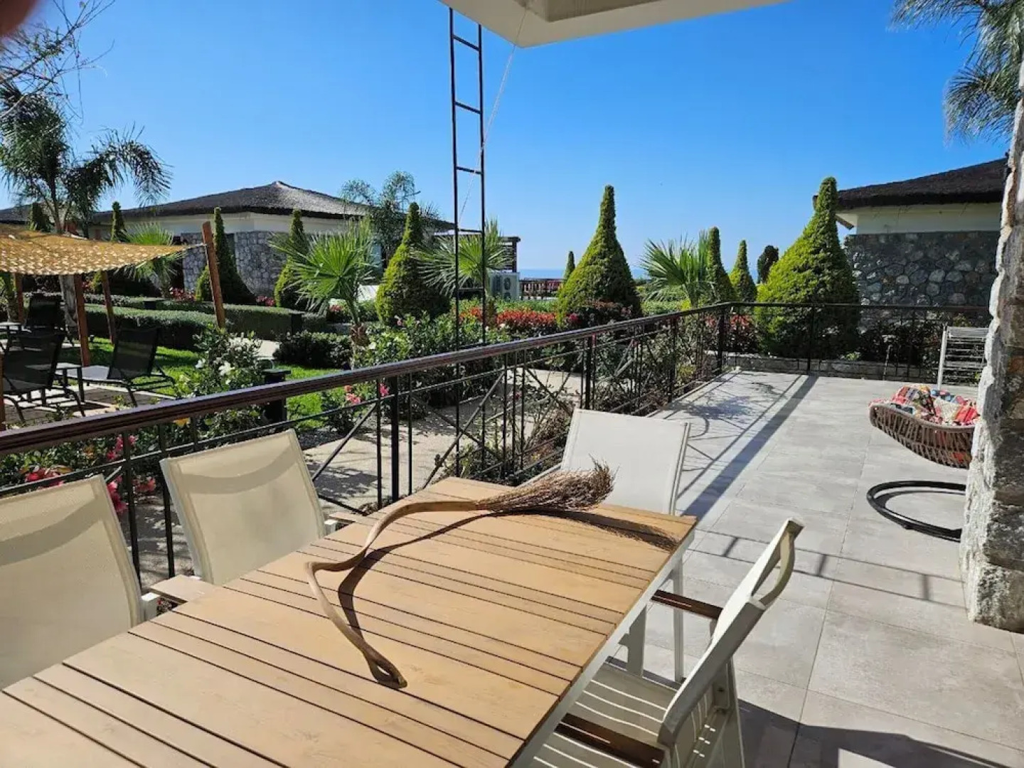 Serene Three-bedroom Retreat in Unforgettable Setting