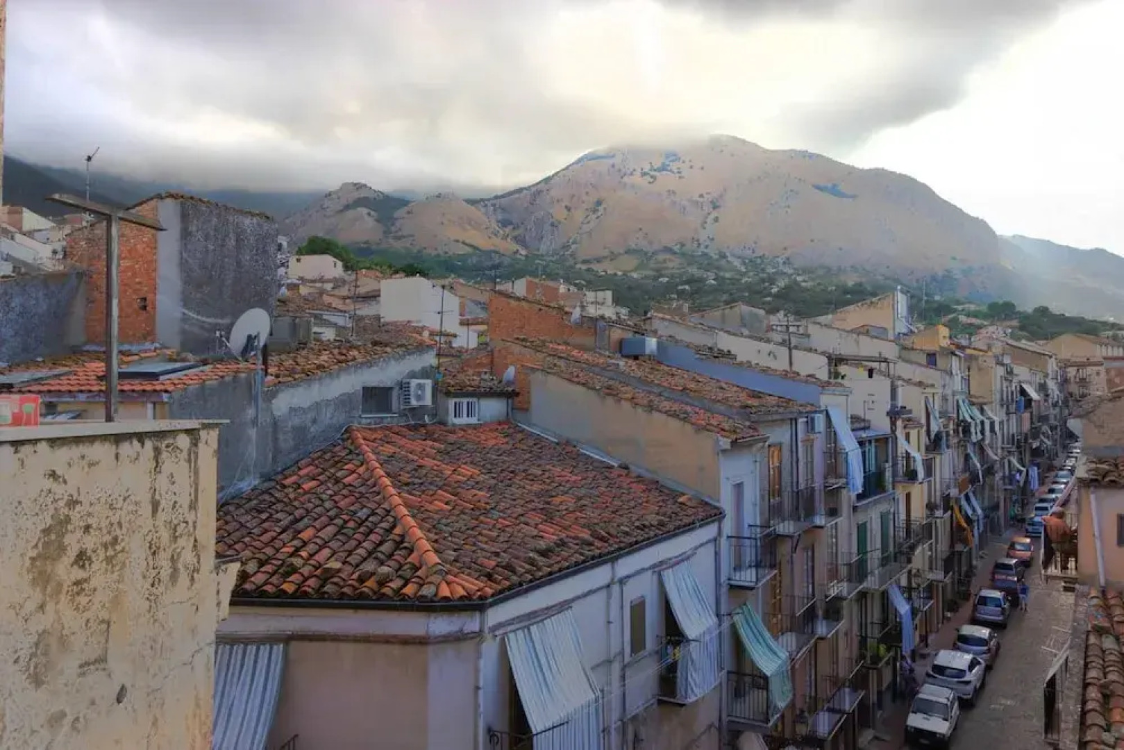 Studio in Castelbuono with wonderful city view balcony and WiFi 13 km from the beach