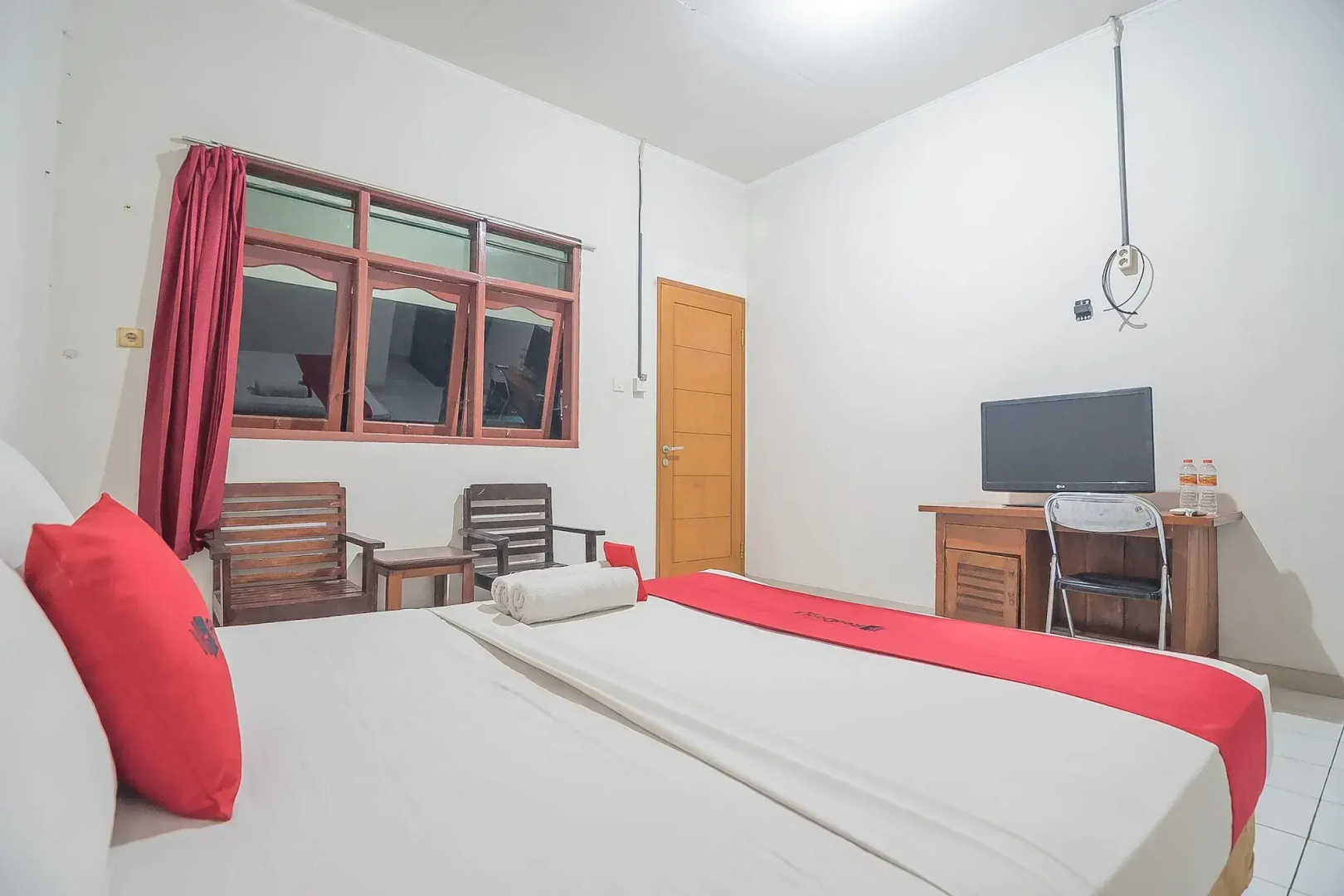RedDoorz near Alun Alun Subang