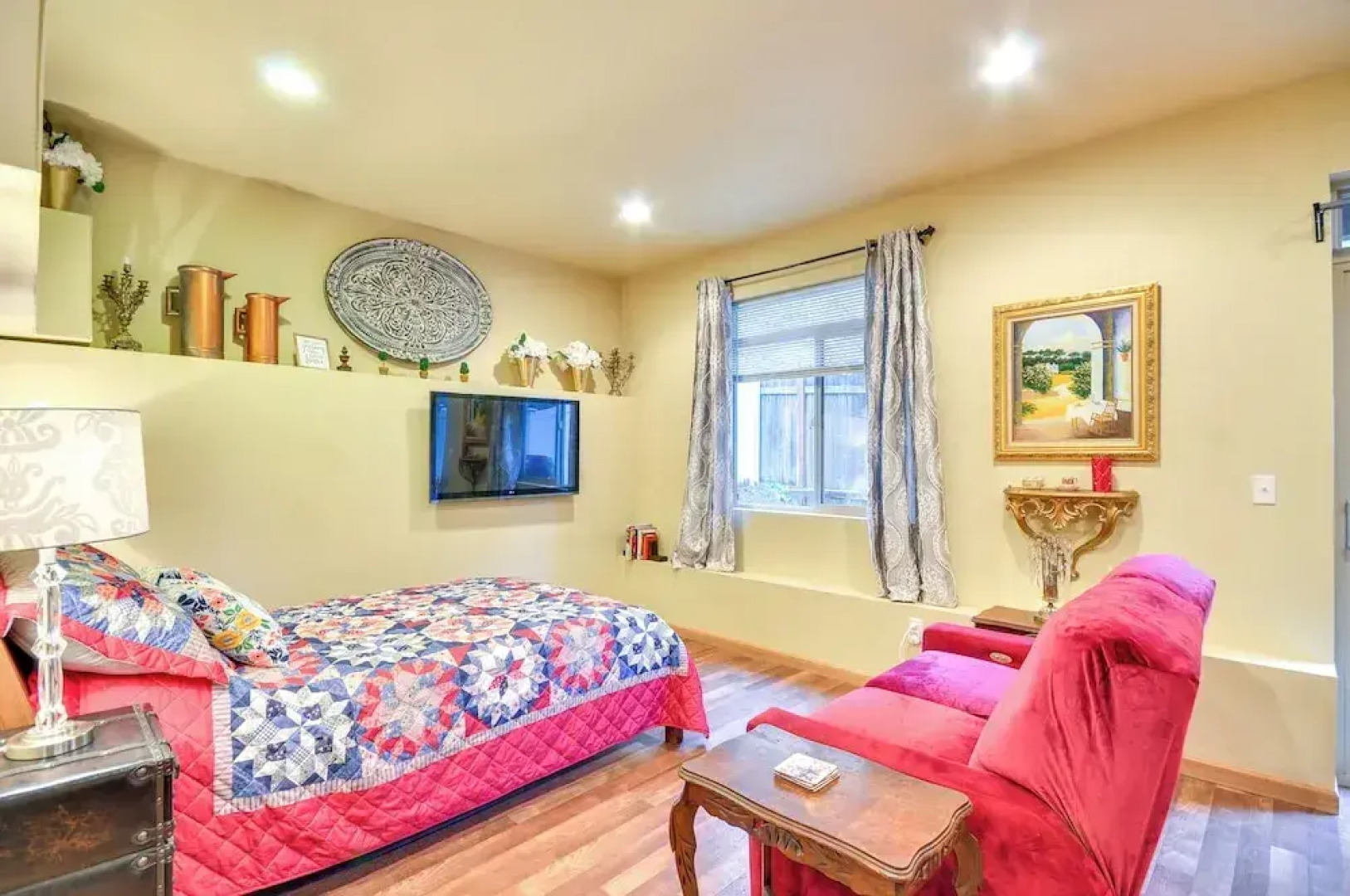 Inviting Studio w/ Patio, 15 Mi to Portland!