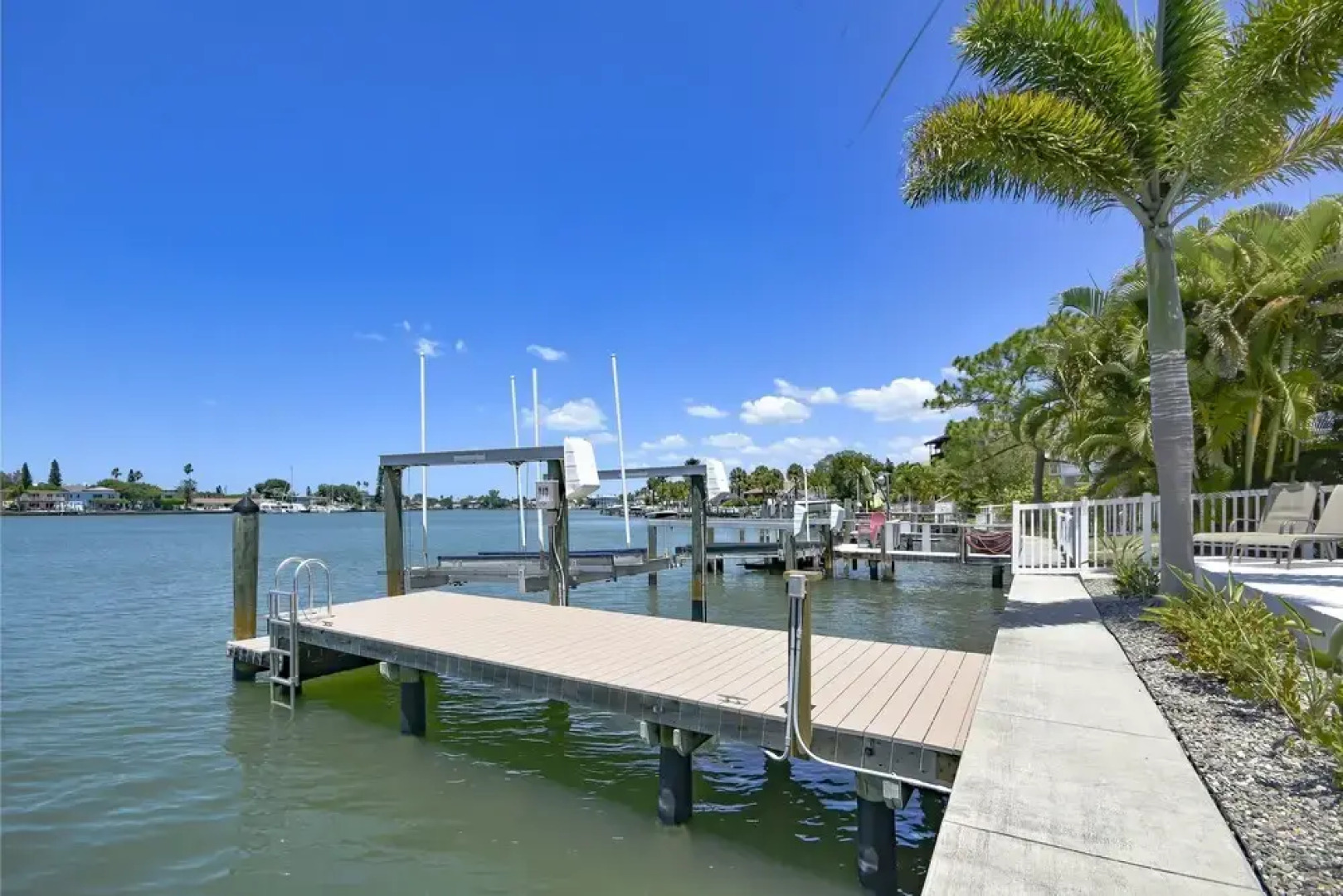 Water Lover's Paradise - Weekly Rental 2 Bedroom Home by Redawning