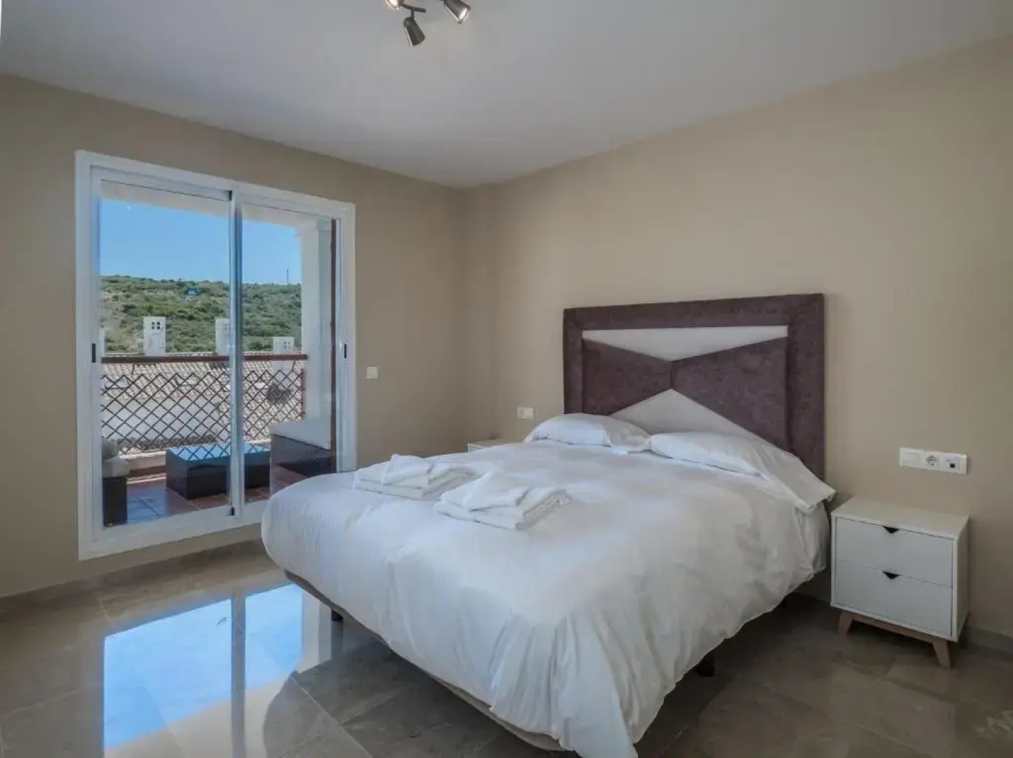 2287-Amazing apt 3bedrooms with huge terrace