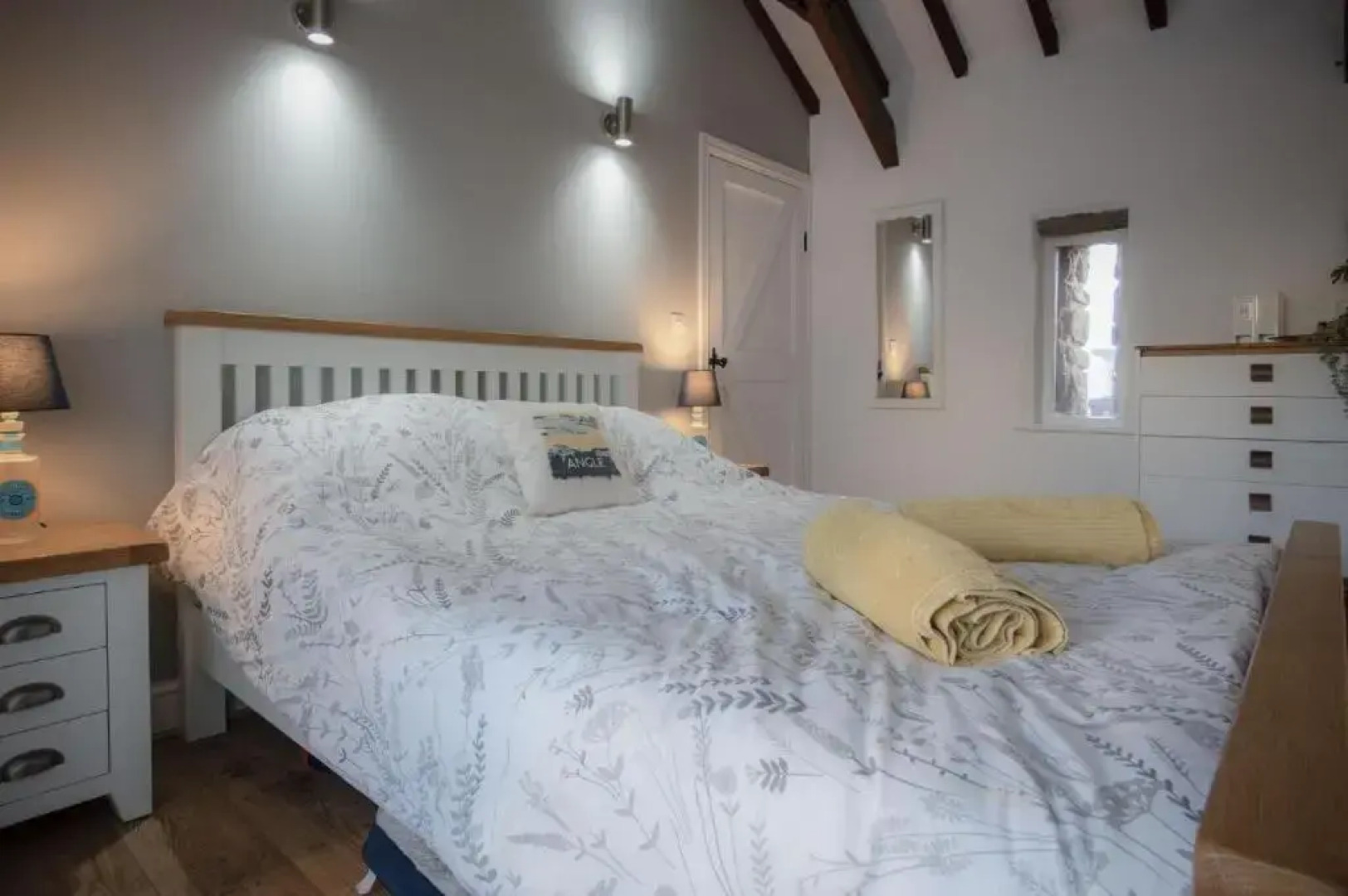 The Old Stables - 3 Bedroom Cottage - Angle