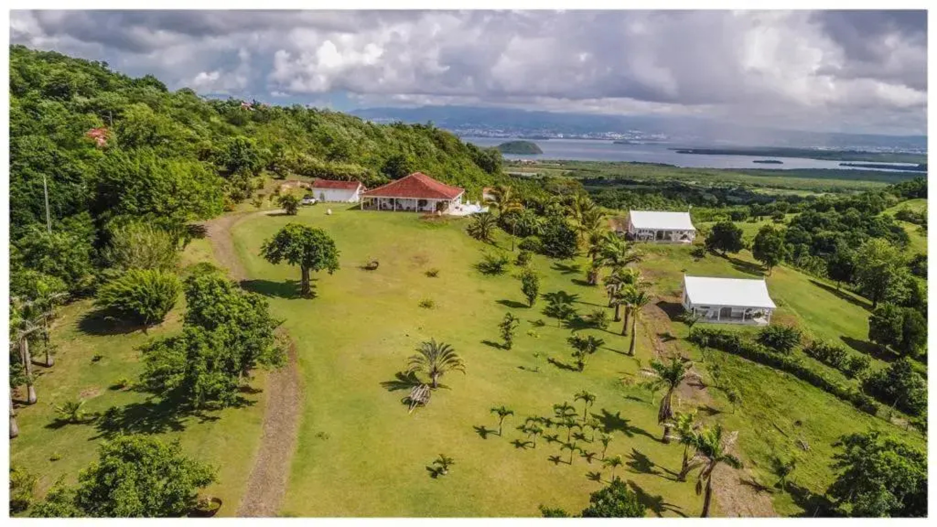 Villa 1 de standing 80m2 avec piscine et vue imprenable sur la mer et sur la campagne