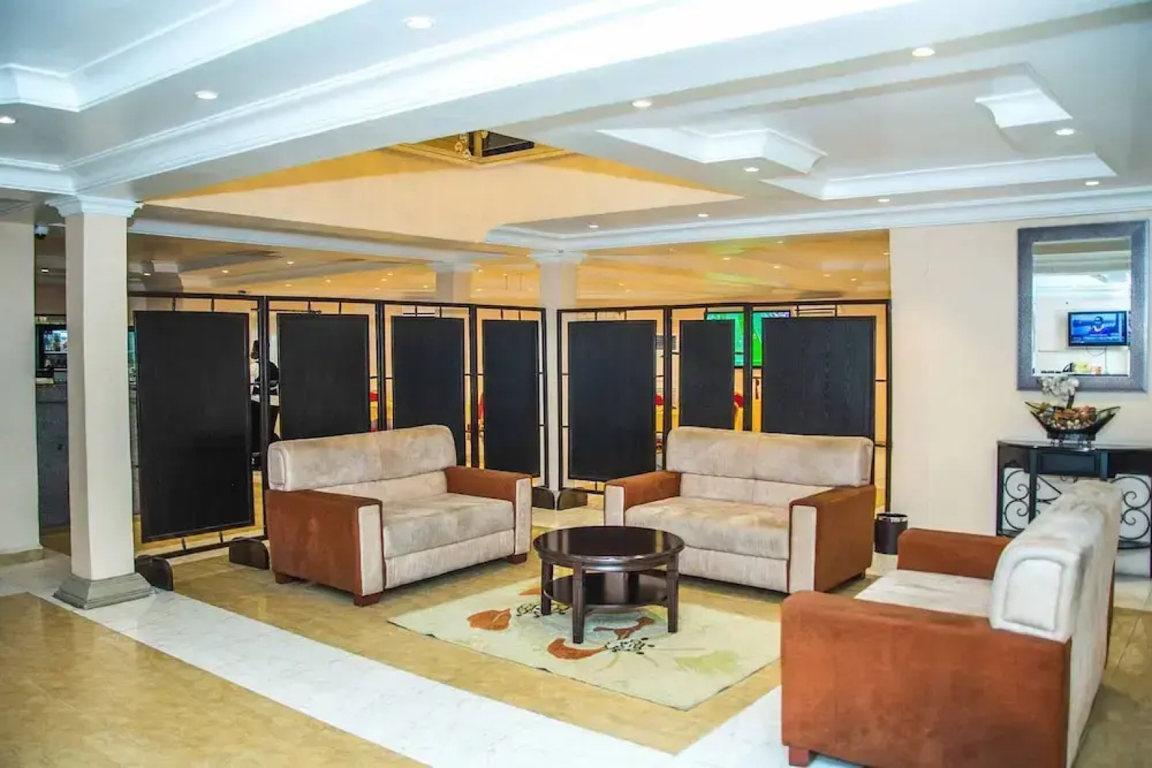 Royal Crest Hotel & Suites