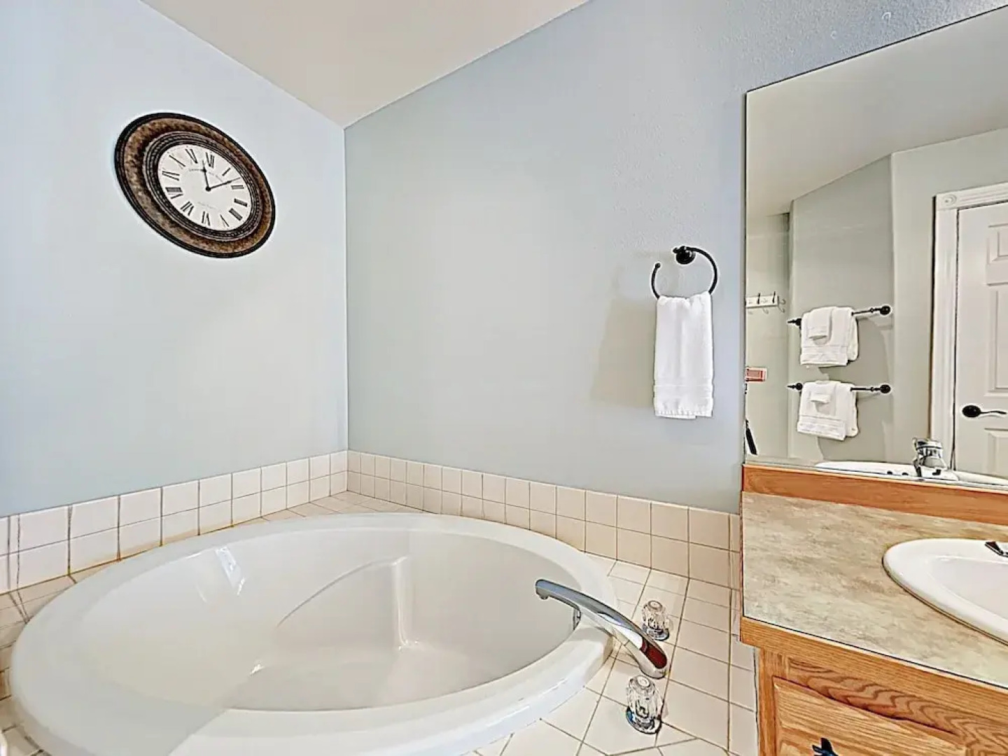 New Listing! Modern Townhome On Golf Course 3 Bedroom Townhouse