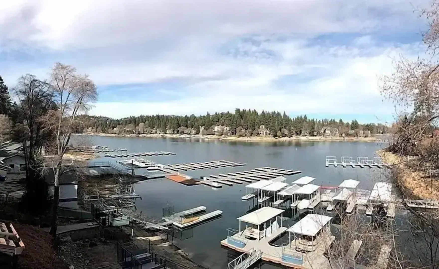 Beautiful Lakefront 2 Bedroom Home by RedAwning