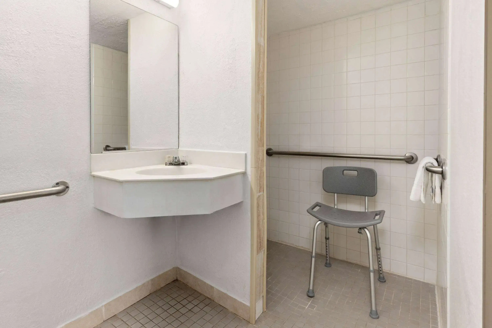 Days Inn & Suites by Wyndham Indianapolis Airport East