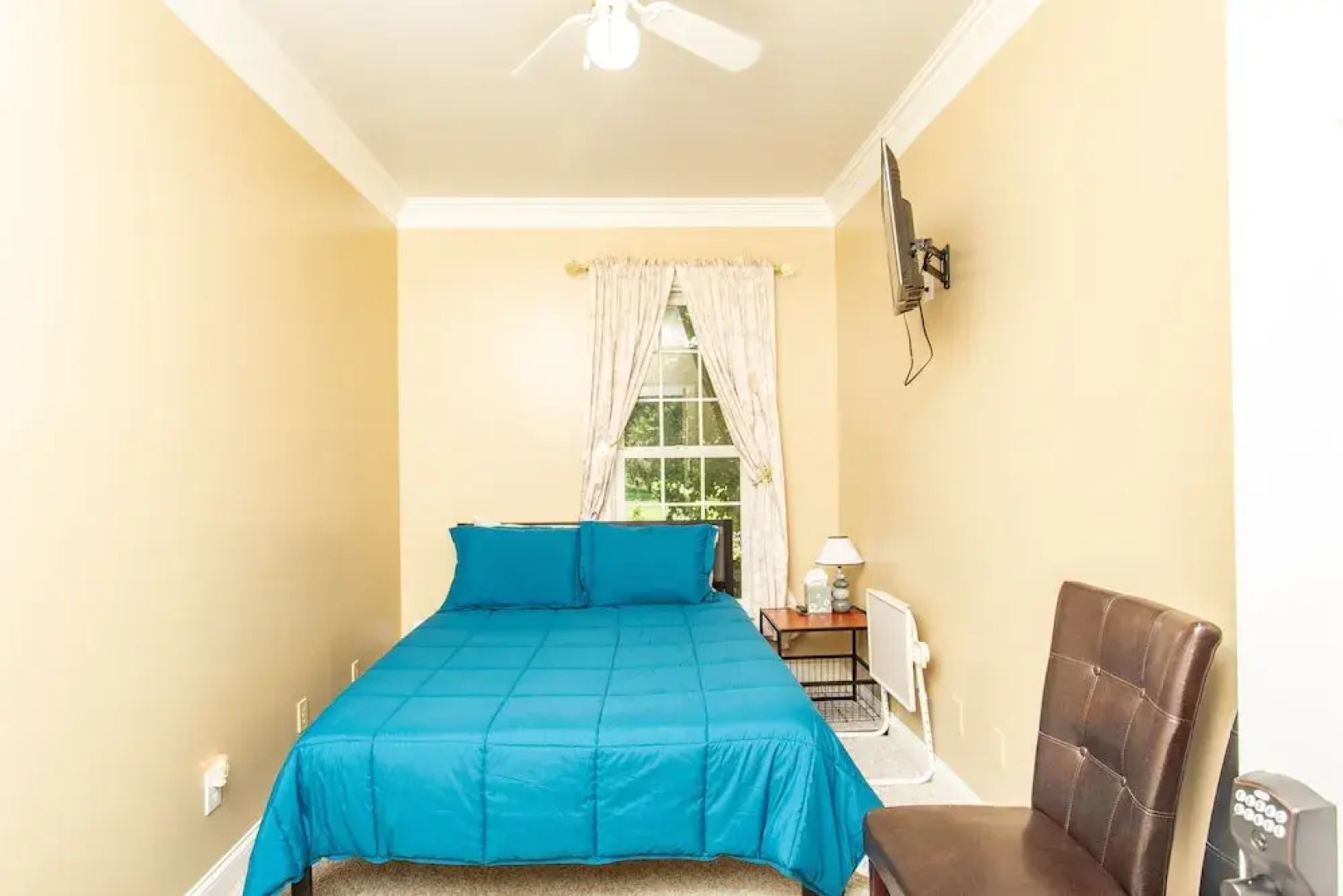 1369 Brentwood Almond - studio Br Apts