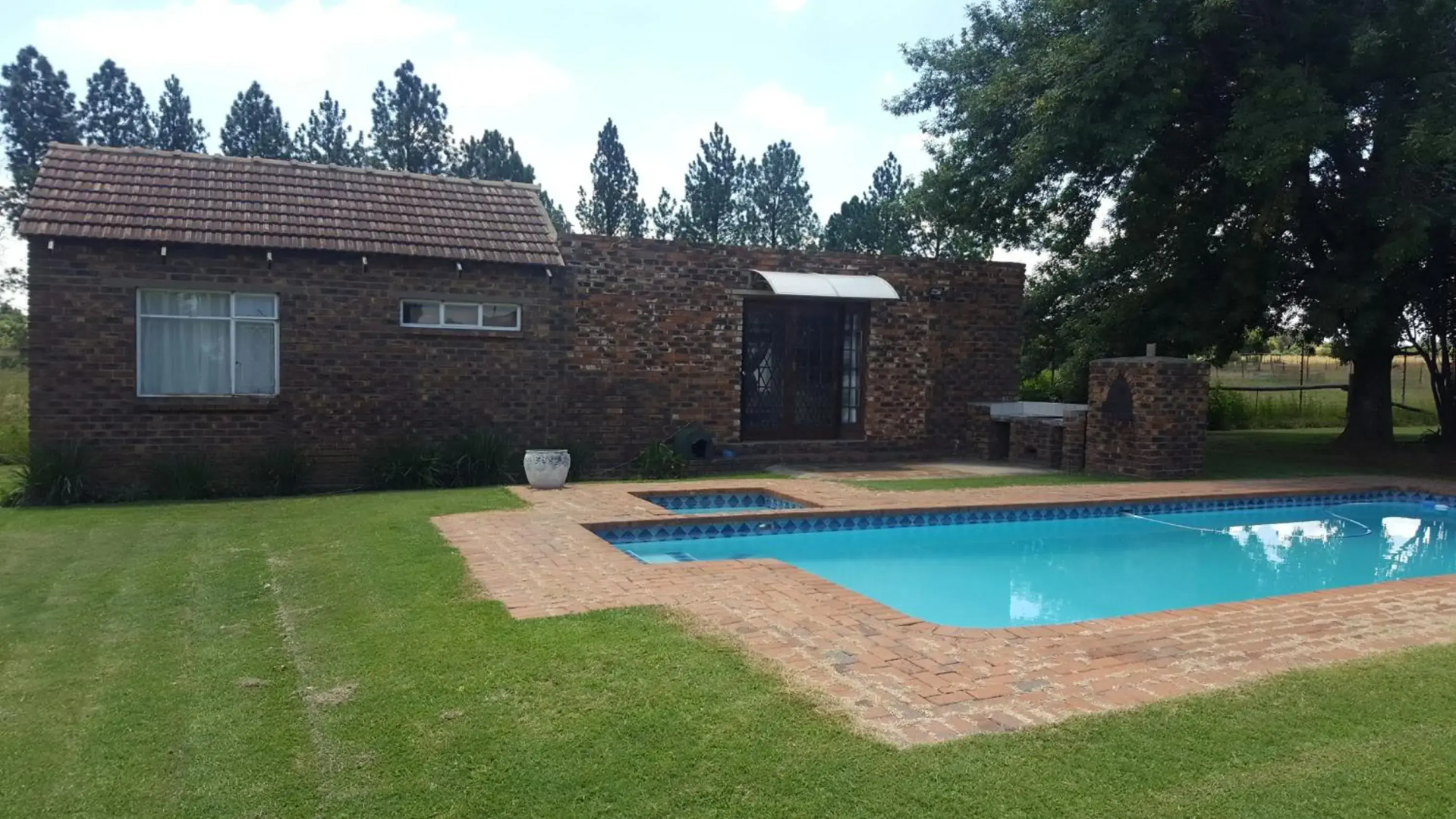 House and Cottage Manor