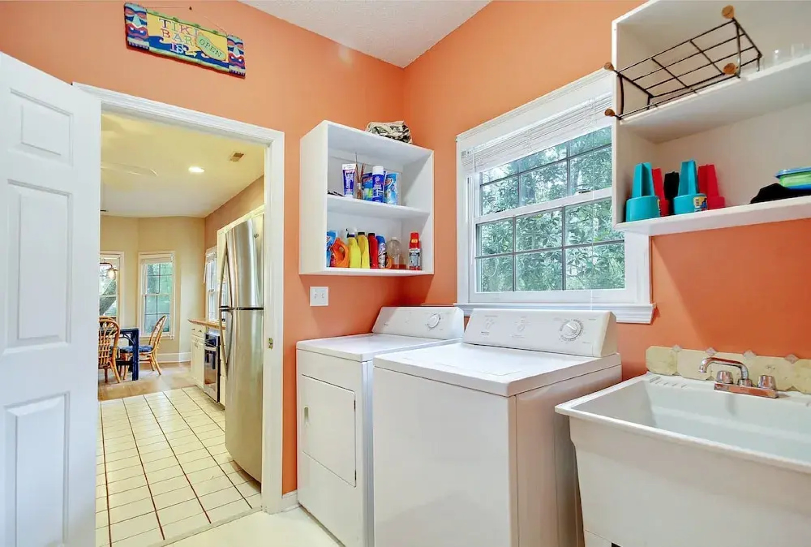 Spacious Overlooking Lagoon 5 Bedrooms 2.5 Bathrooms Home