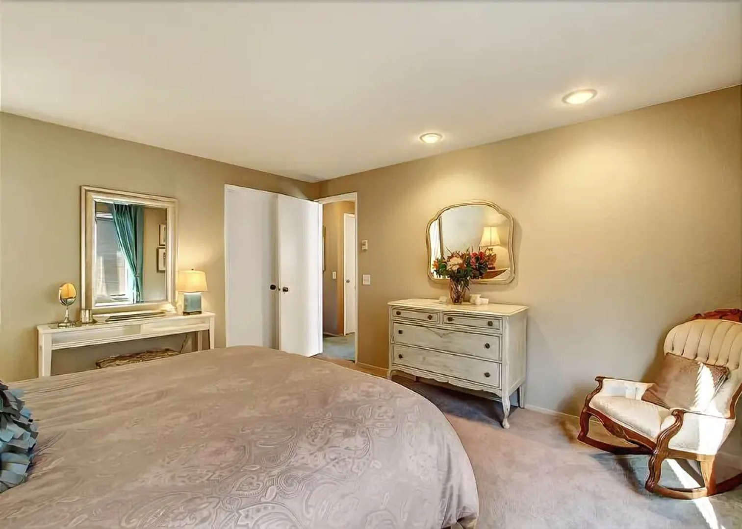 Phinney Suites Retreat - Two Bedroom Townhome with Fireplace