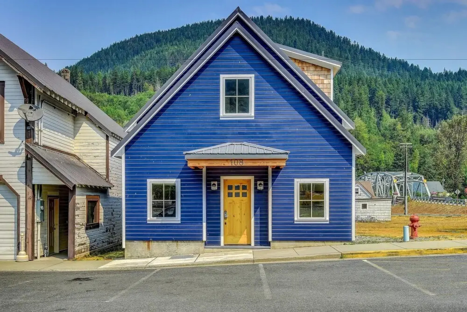 Onemish Lodge - Five Bedroom Home with Mountain View