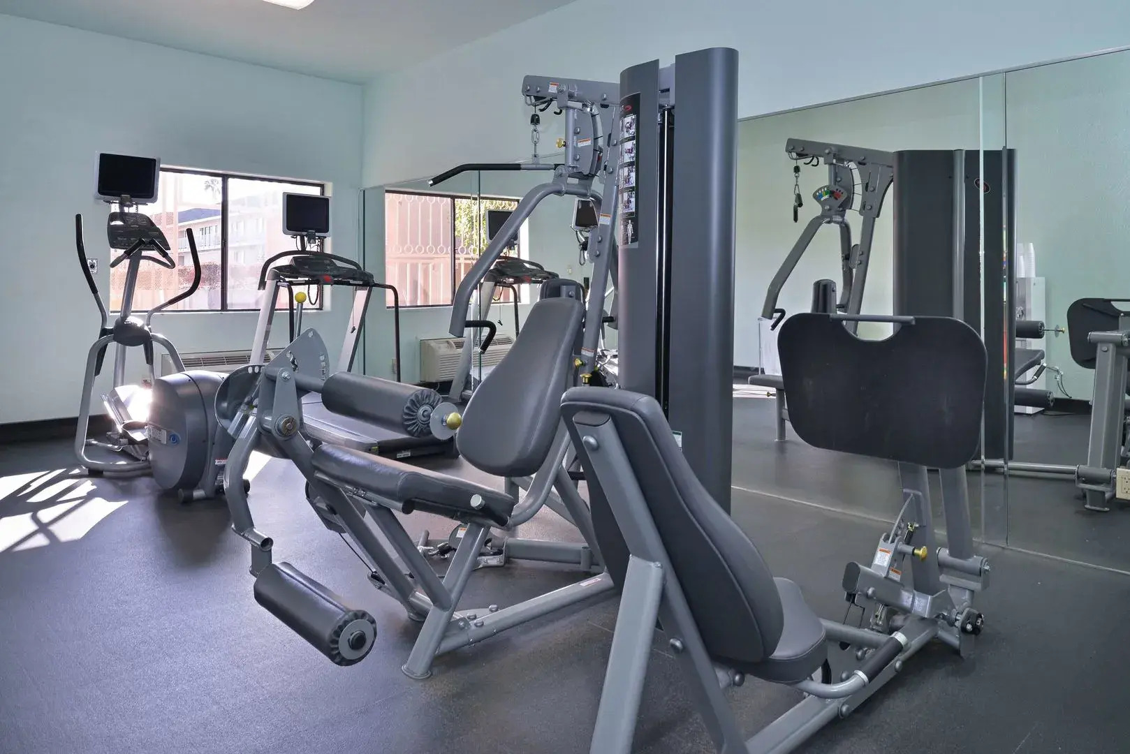 La Fuente Inn & Suites