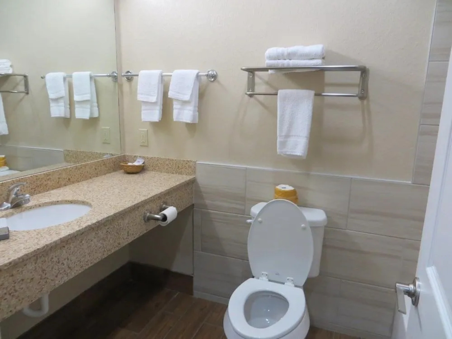 Scottish Inn & Suites