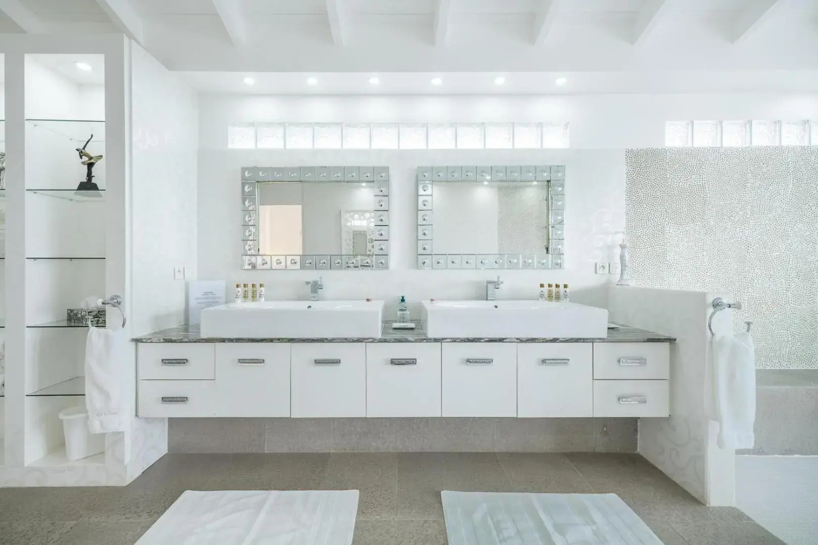 5 BR Luxe Oceanfront Escape for Groups Families Chef Service inkl
