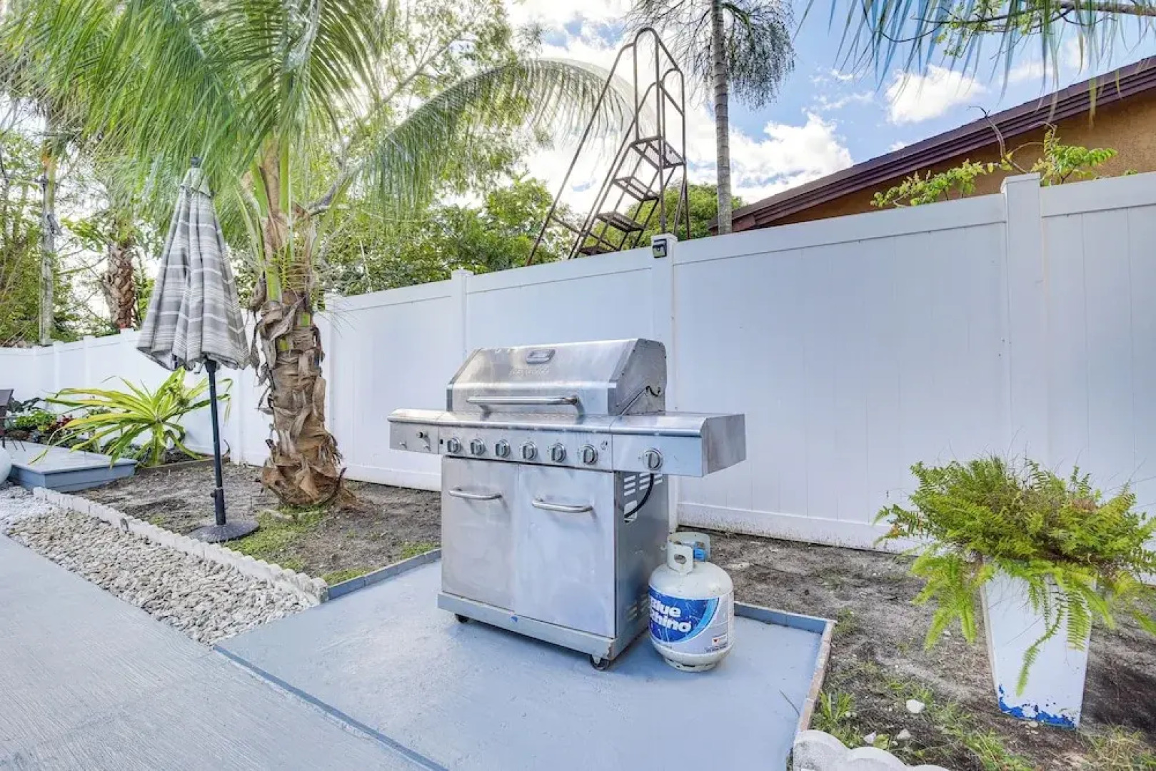 Sun-soaked Home w/ Pool in Lauderdale Lakes!