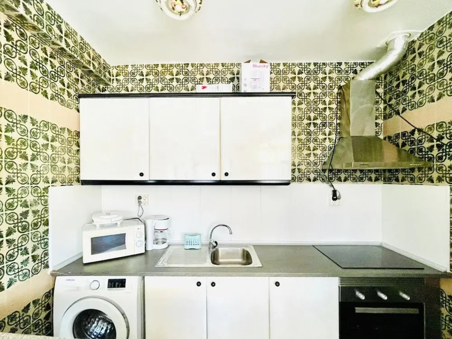 Mountain-view Apartment by Sea