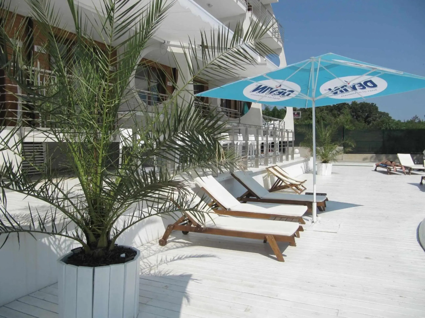 White Sails Apartments