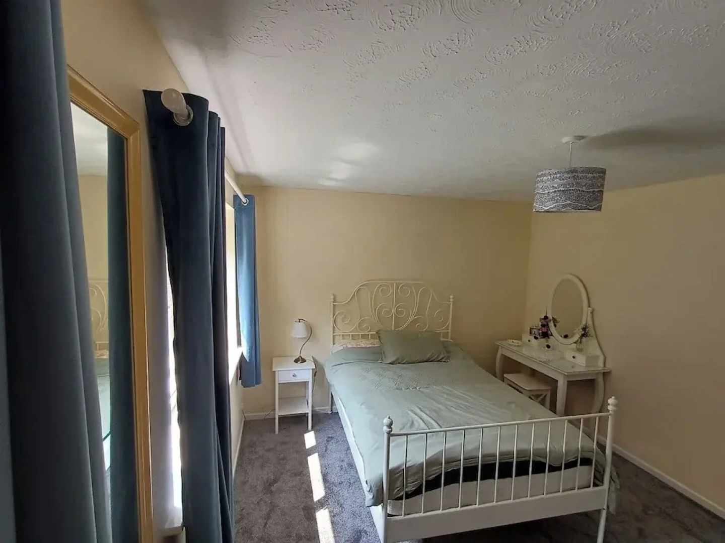 3 Bed House - Sleeps 5 - Pets - Parking