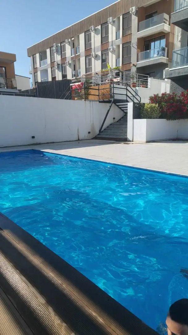 Марсель с бассейном