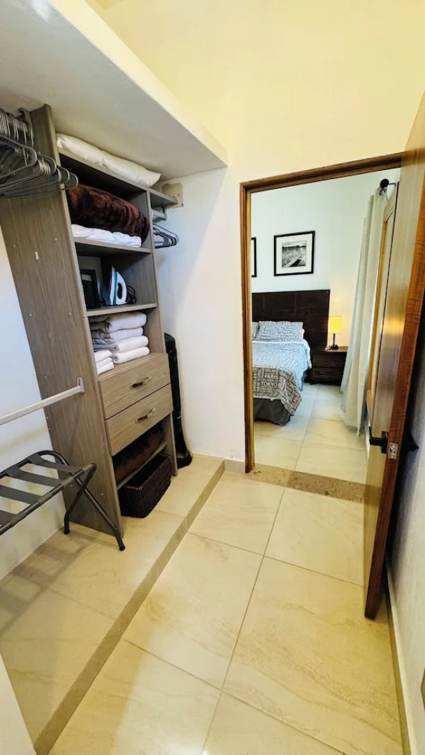 Renovated 1 Bdrm Guest House -walk to Everything -bikes -gym - Pickleball Court