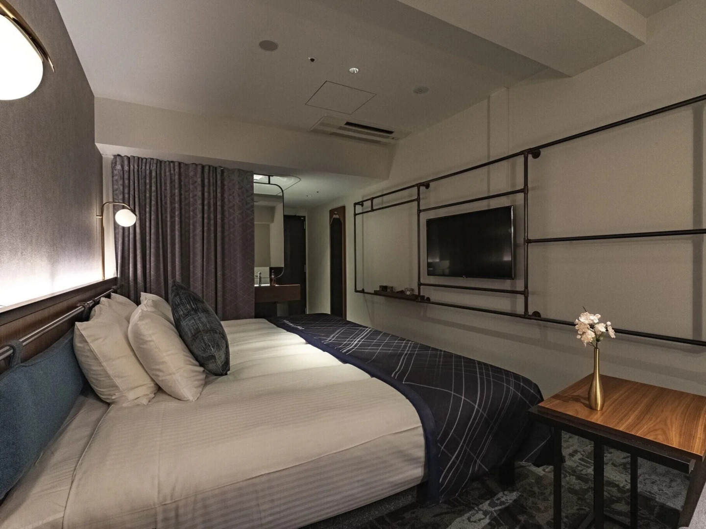 The Lively Osaka Honmachi