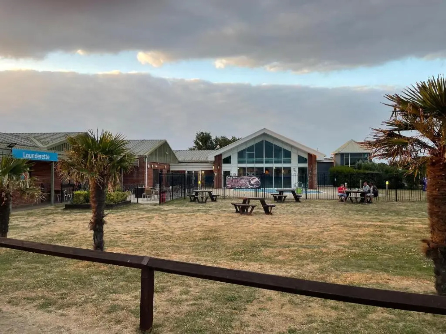 Caravan - Sleeps 10 - Pet Friendly - Parking