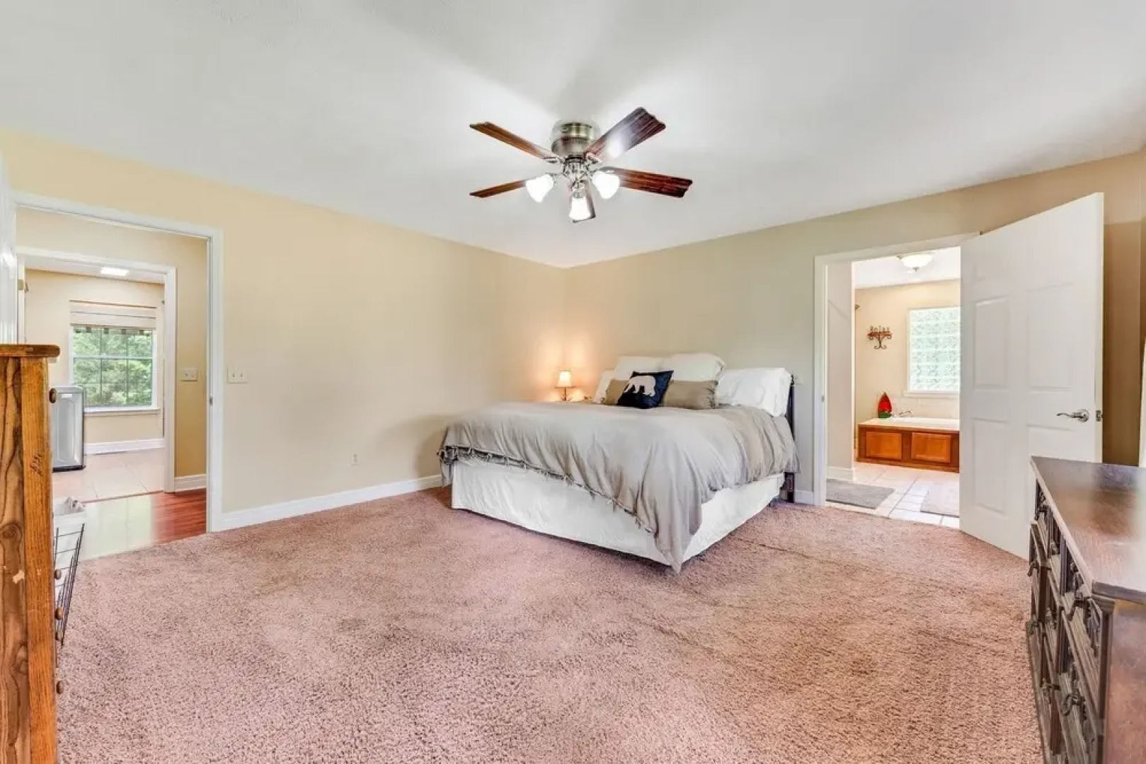 Flippin Haven: Spacious & Cozy Retreat 3 Bedroom Home by RedAwning