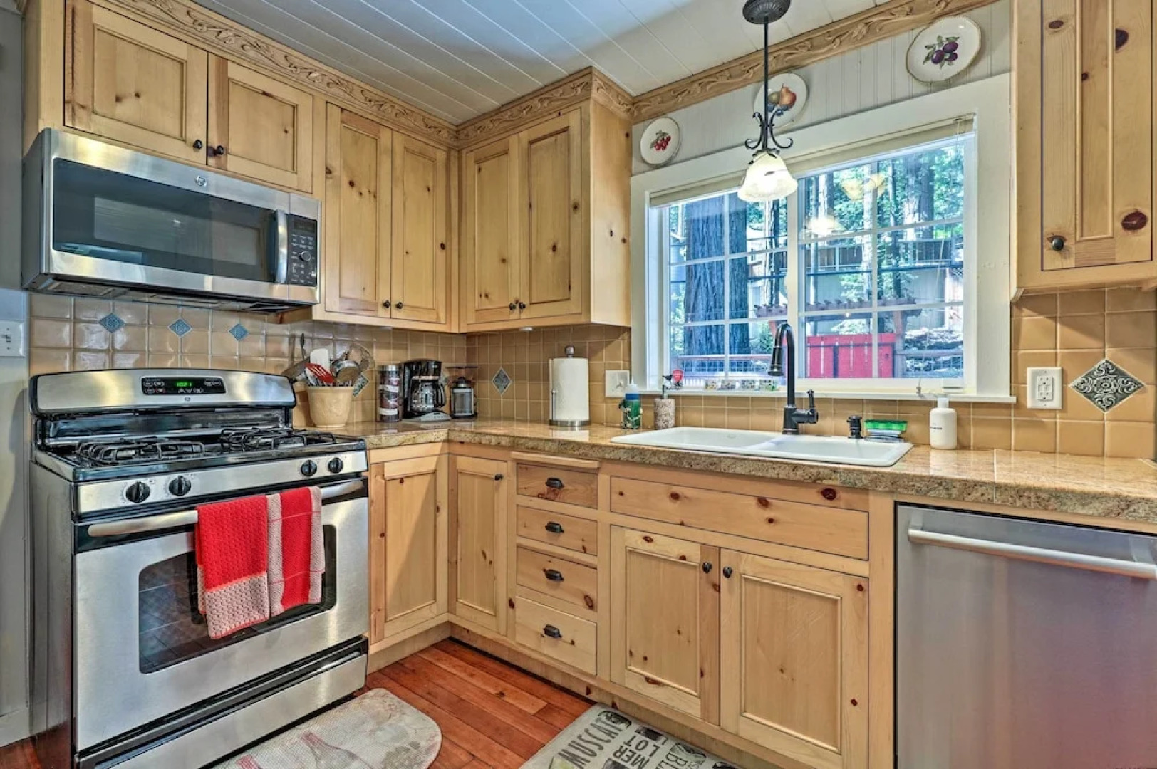 Redwoods Cabin w/ Hot Tub: Walk to Russian River!