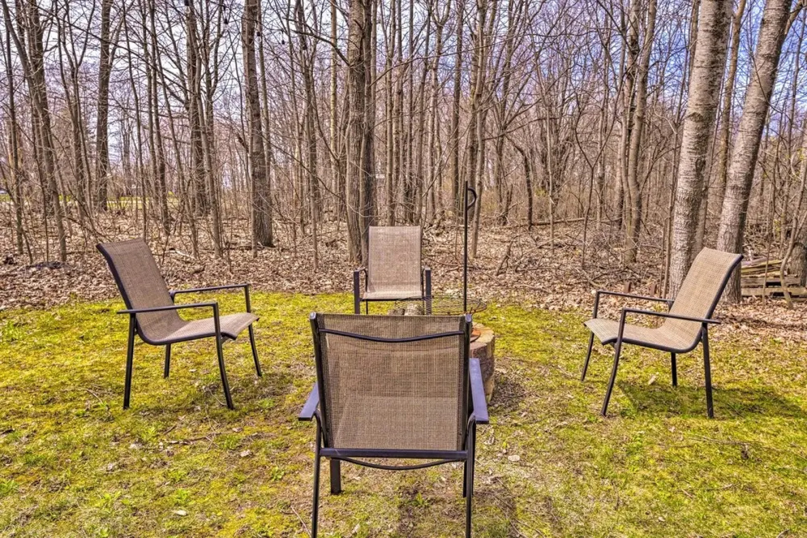 Mosinee Escape w/ Fire Pit - 1 Mi to River!