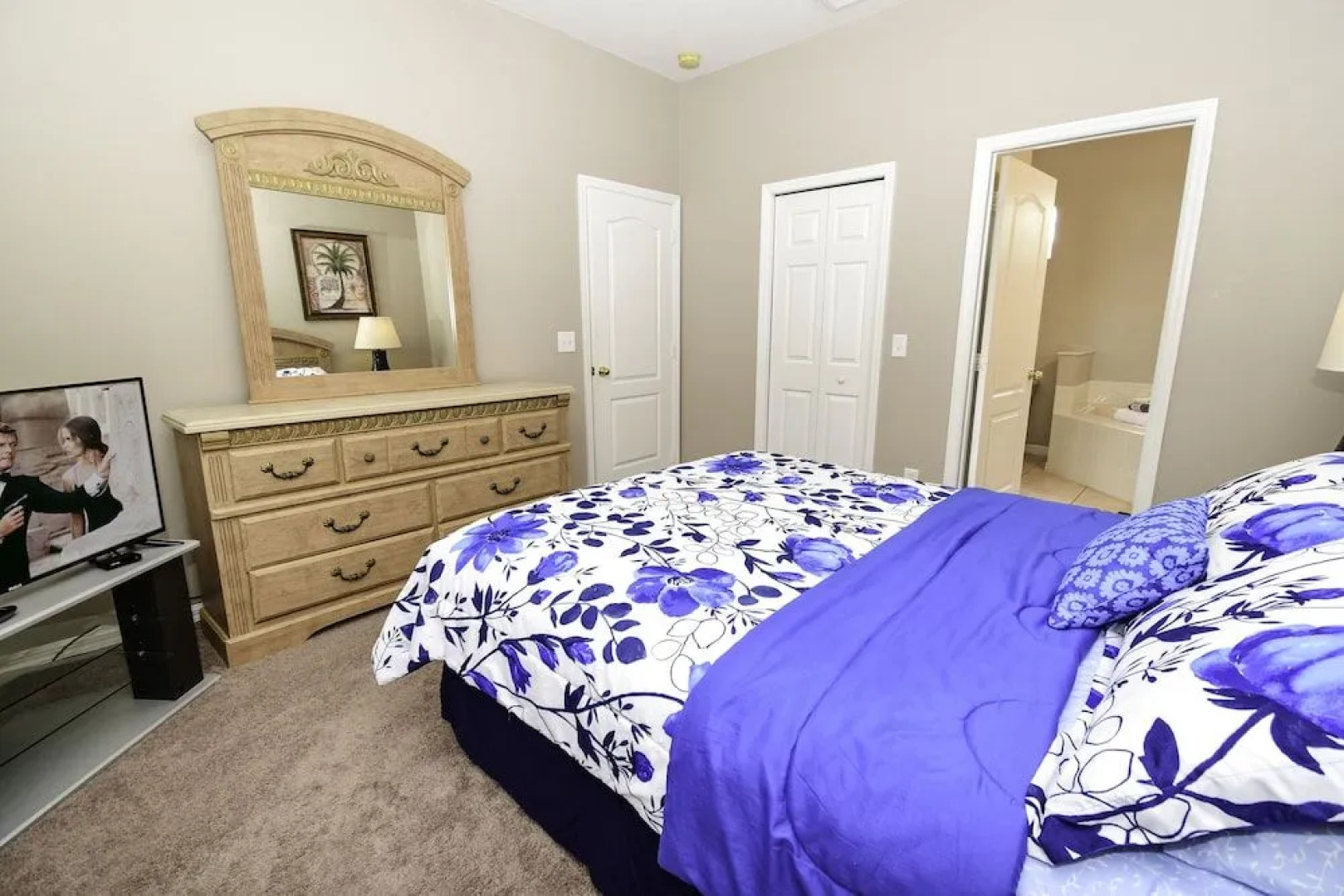 T914BD Hillside Courtyard 4 Br villa by RedAwning