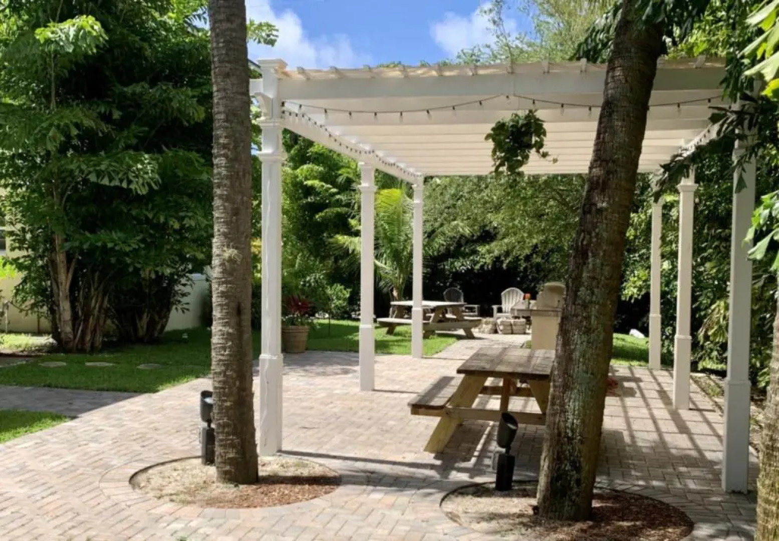 Pink House Modern 3bd 3ba Parking and Porch