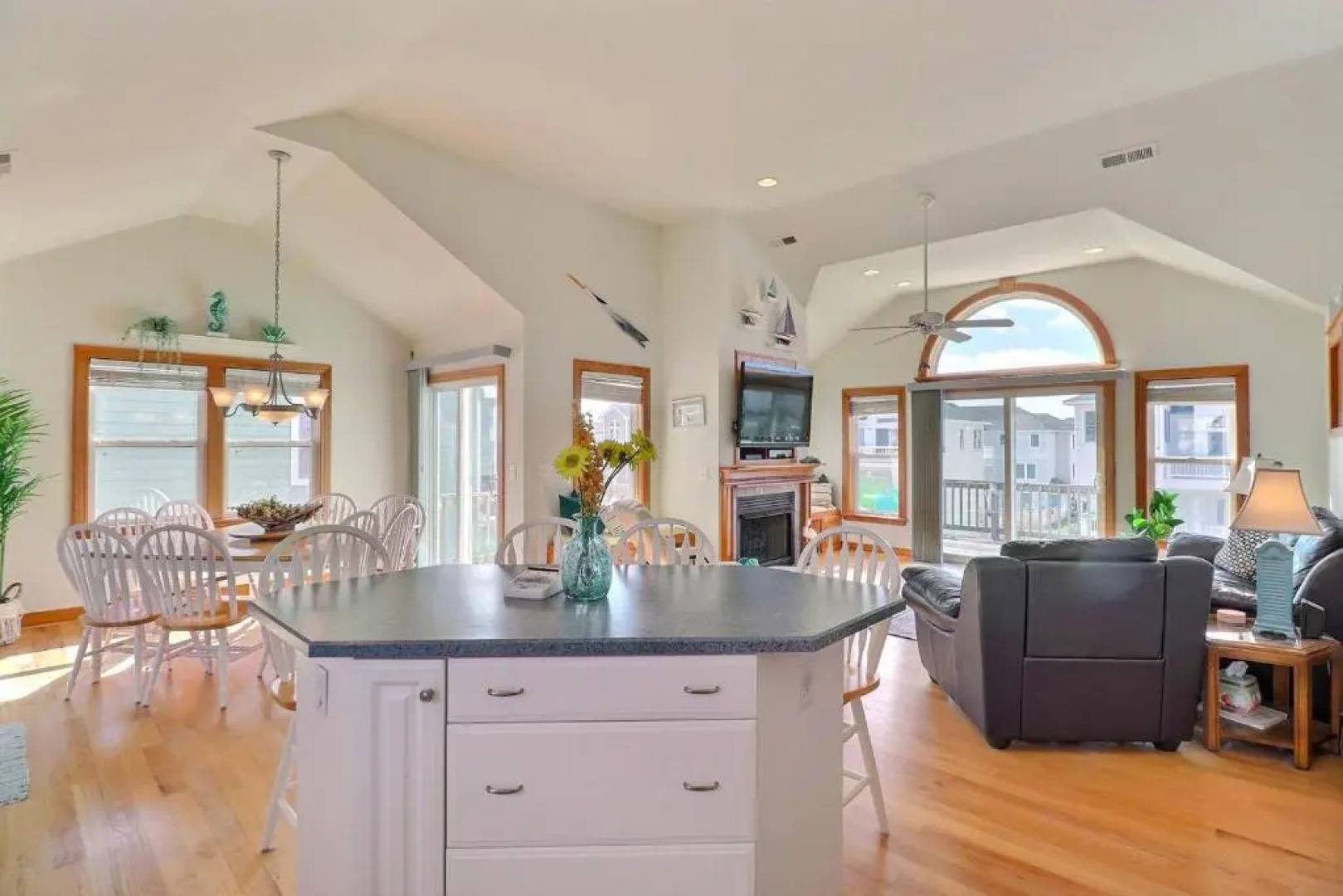 1671 Semper Summer 3 Min Walk to Beach