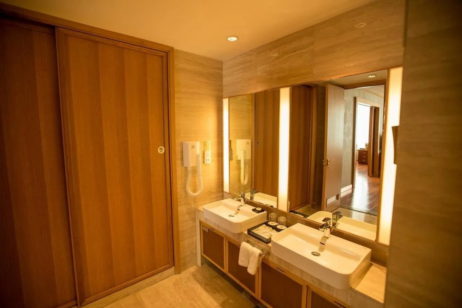 Grand Metropark Hotel Violet Swan