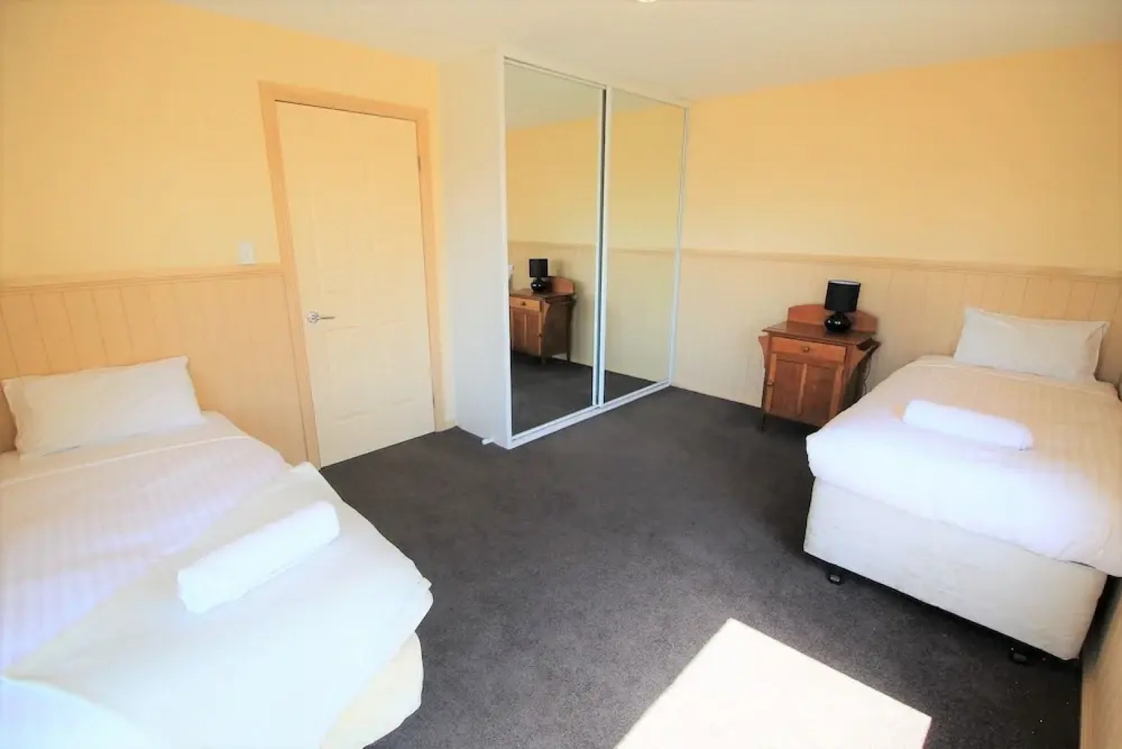 Torino 6 - Lake Jindabyne & Snowy Mountain Views