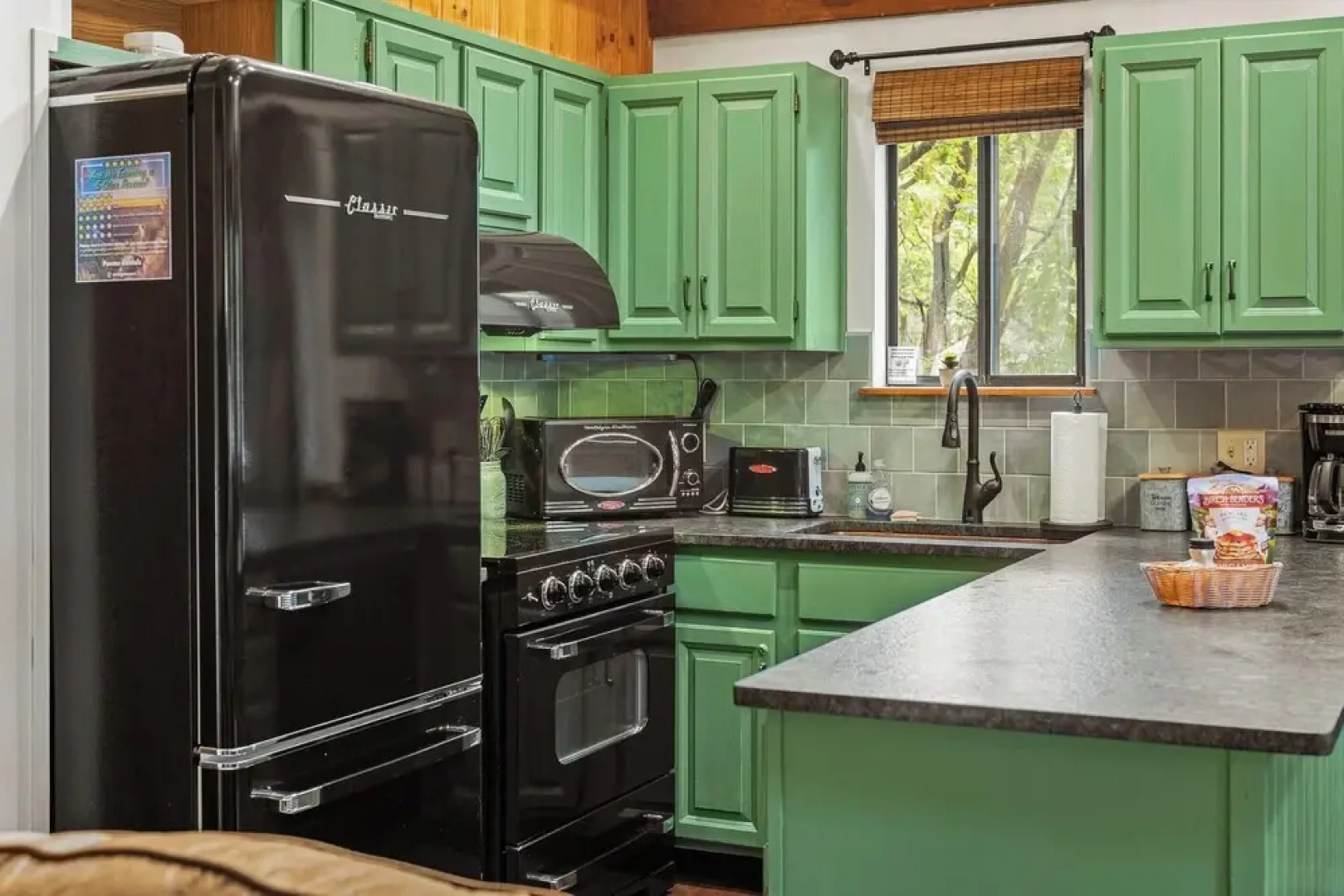 Moose Tracks by Avantstay Hot Tub, Game Room, Deck, Firepit