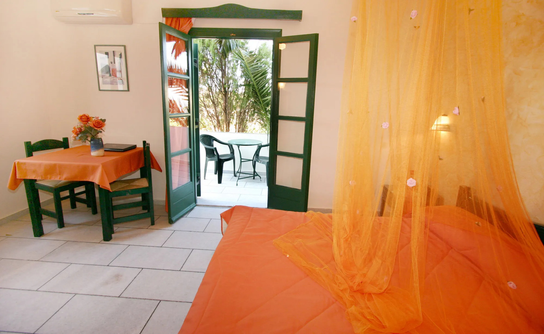 Studios Vrettos Beachfront Hotel