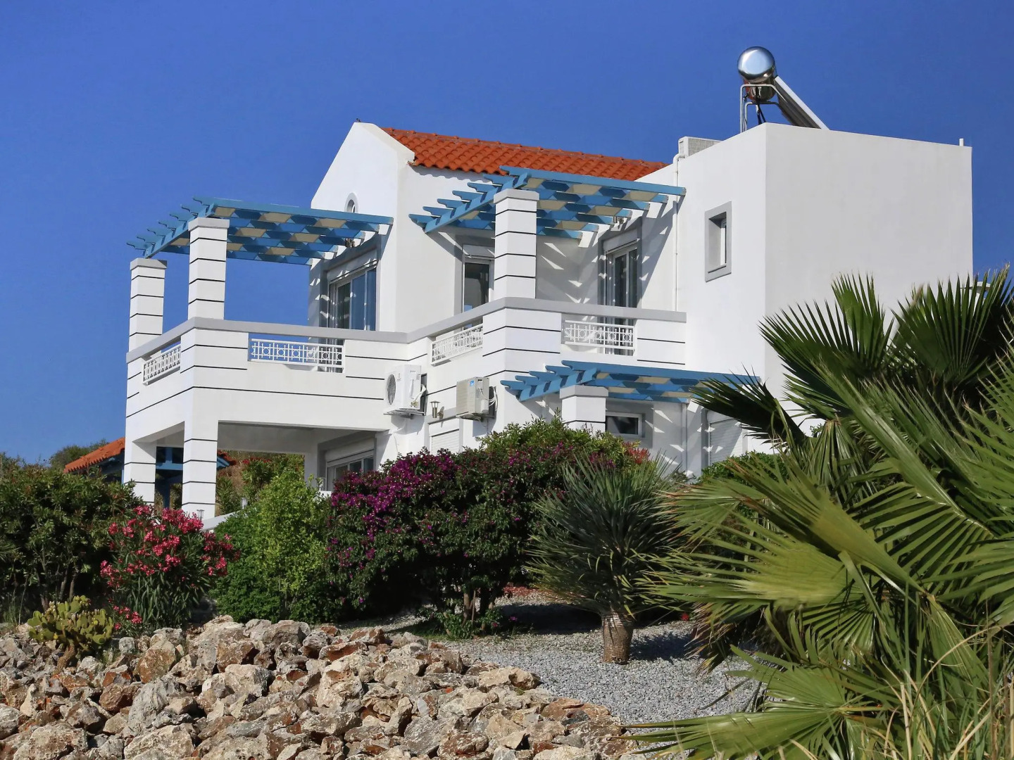 Fantastic luxe modern Villa, large garden, private pool, outdoor kitchen NW