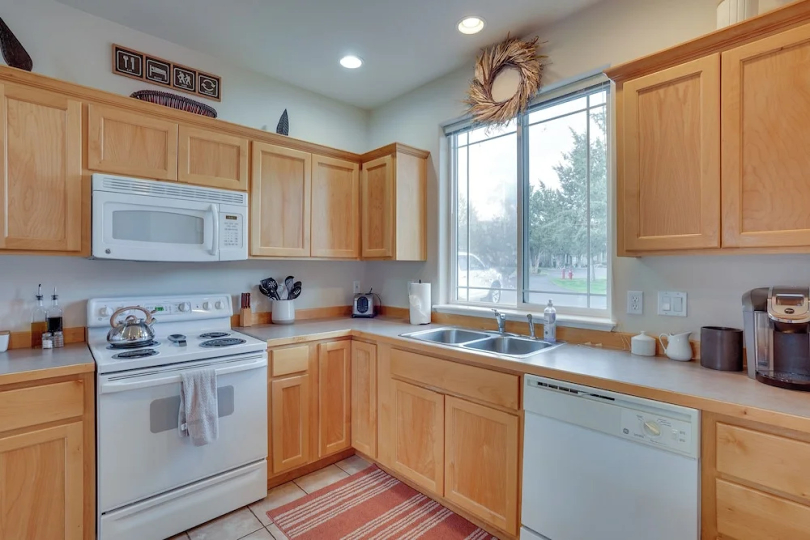 Charming Redmond Townhome w/ Resort Amenities