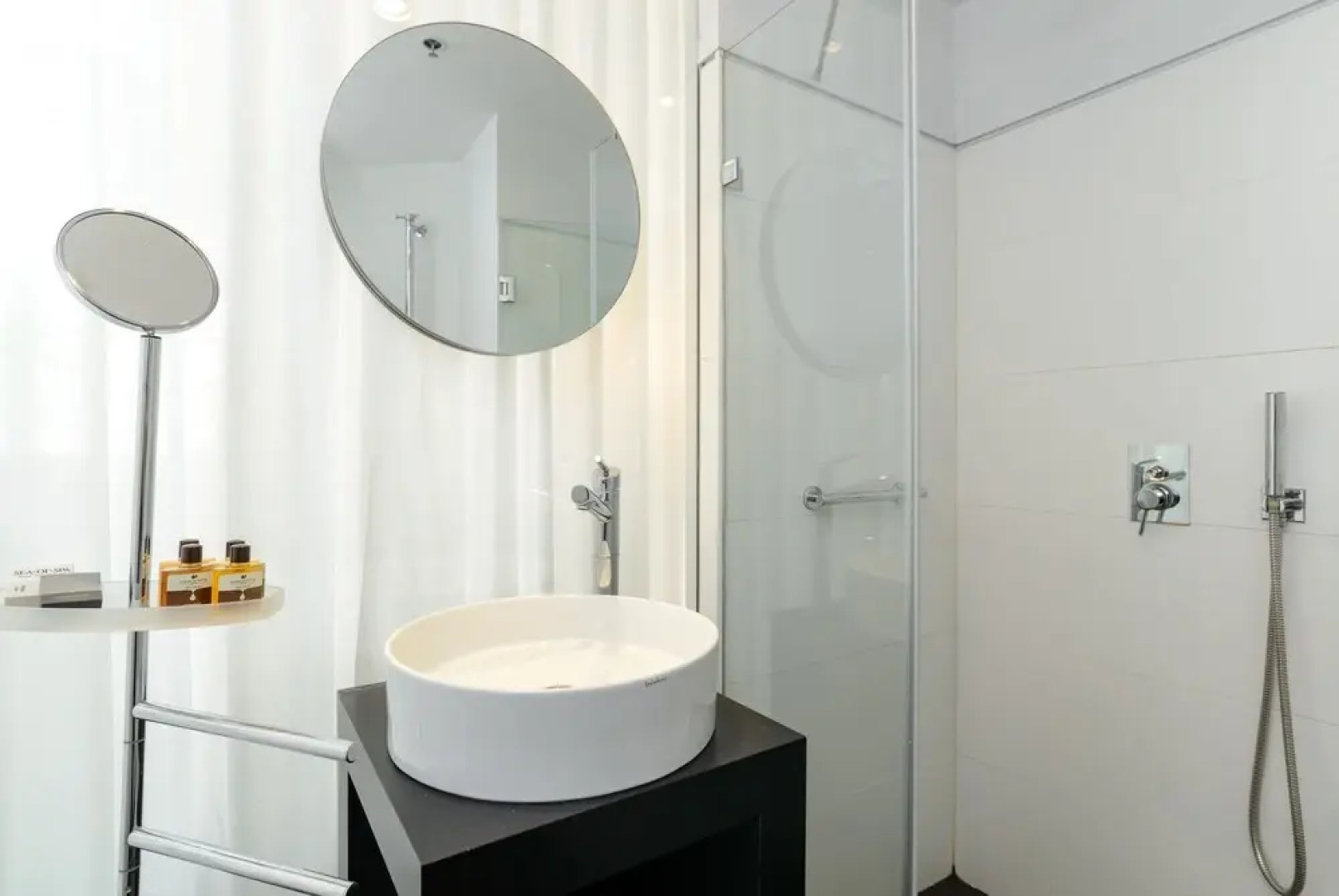 Gordon Hotel & Lounge