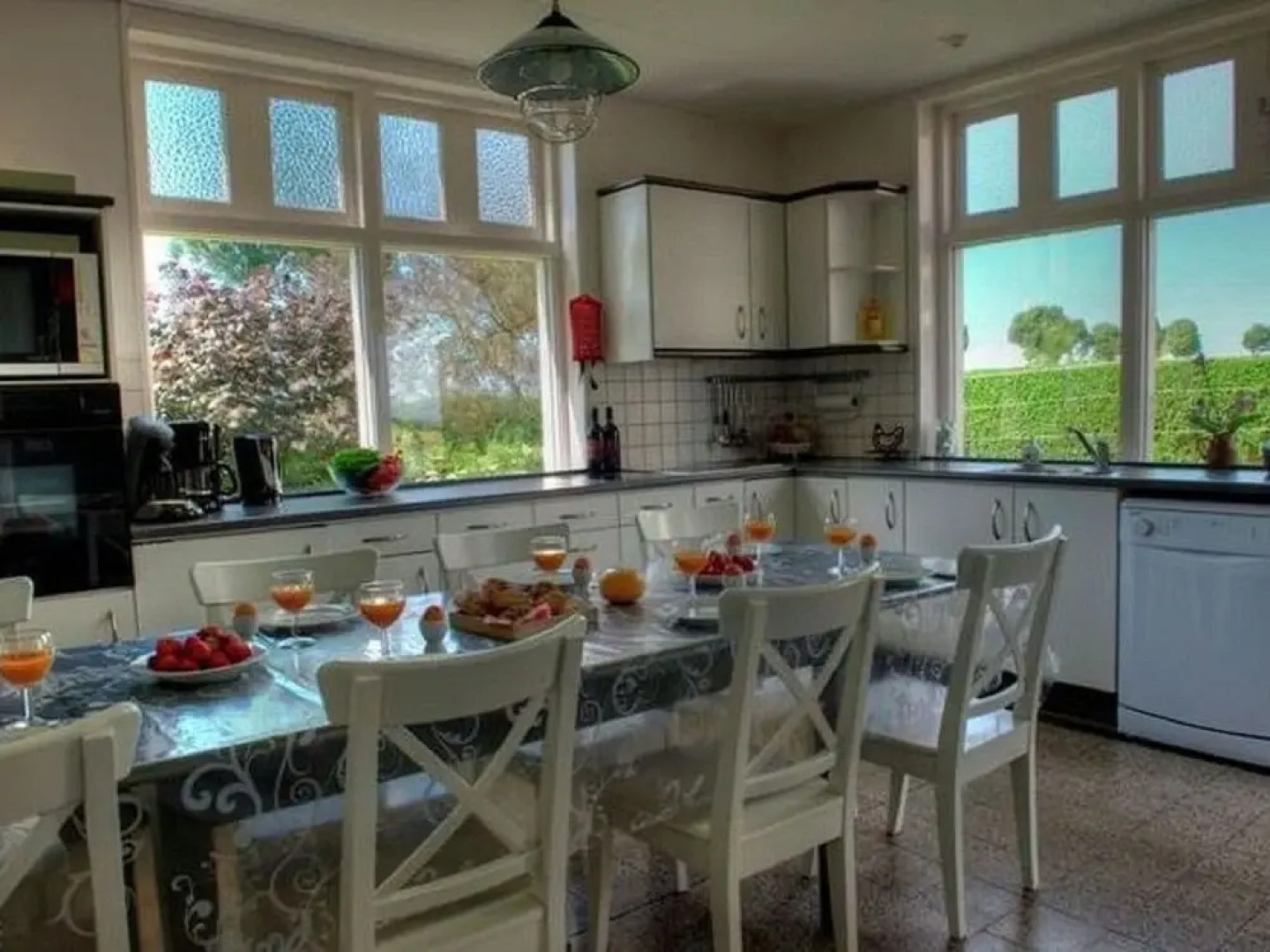 Spacious Farmhouse in Ijzendijke With Garden