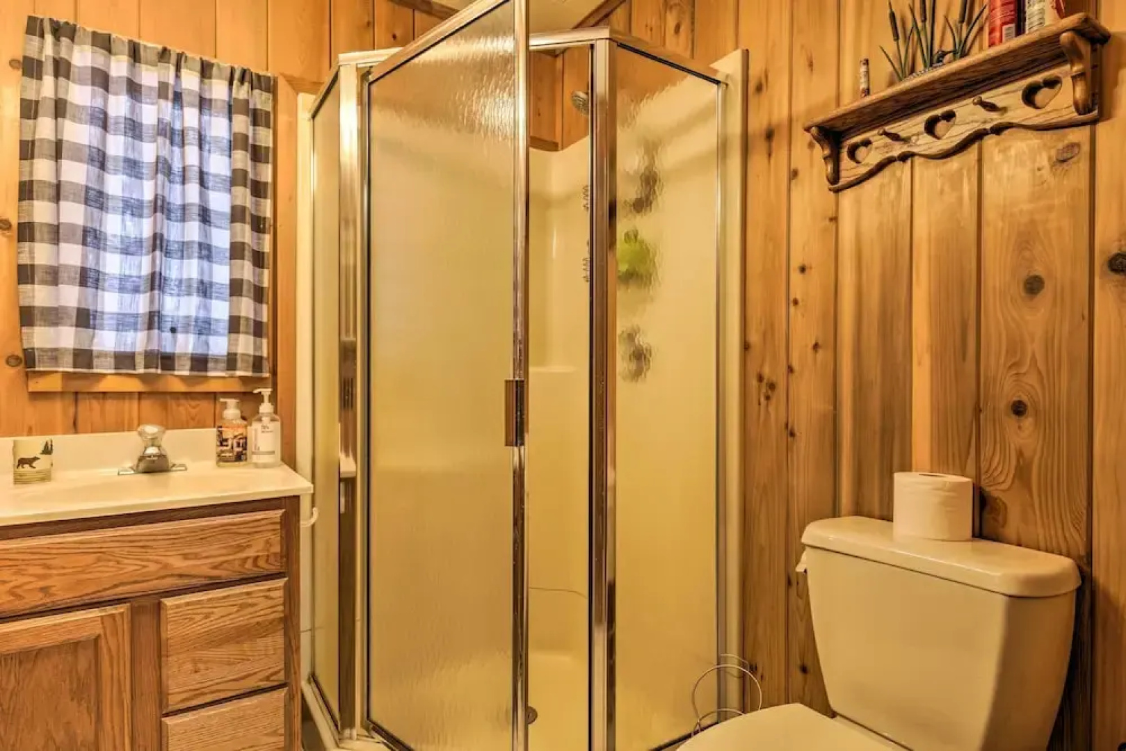 All-season Lakefront Mercer Vacation Rental