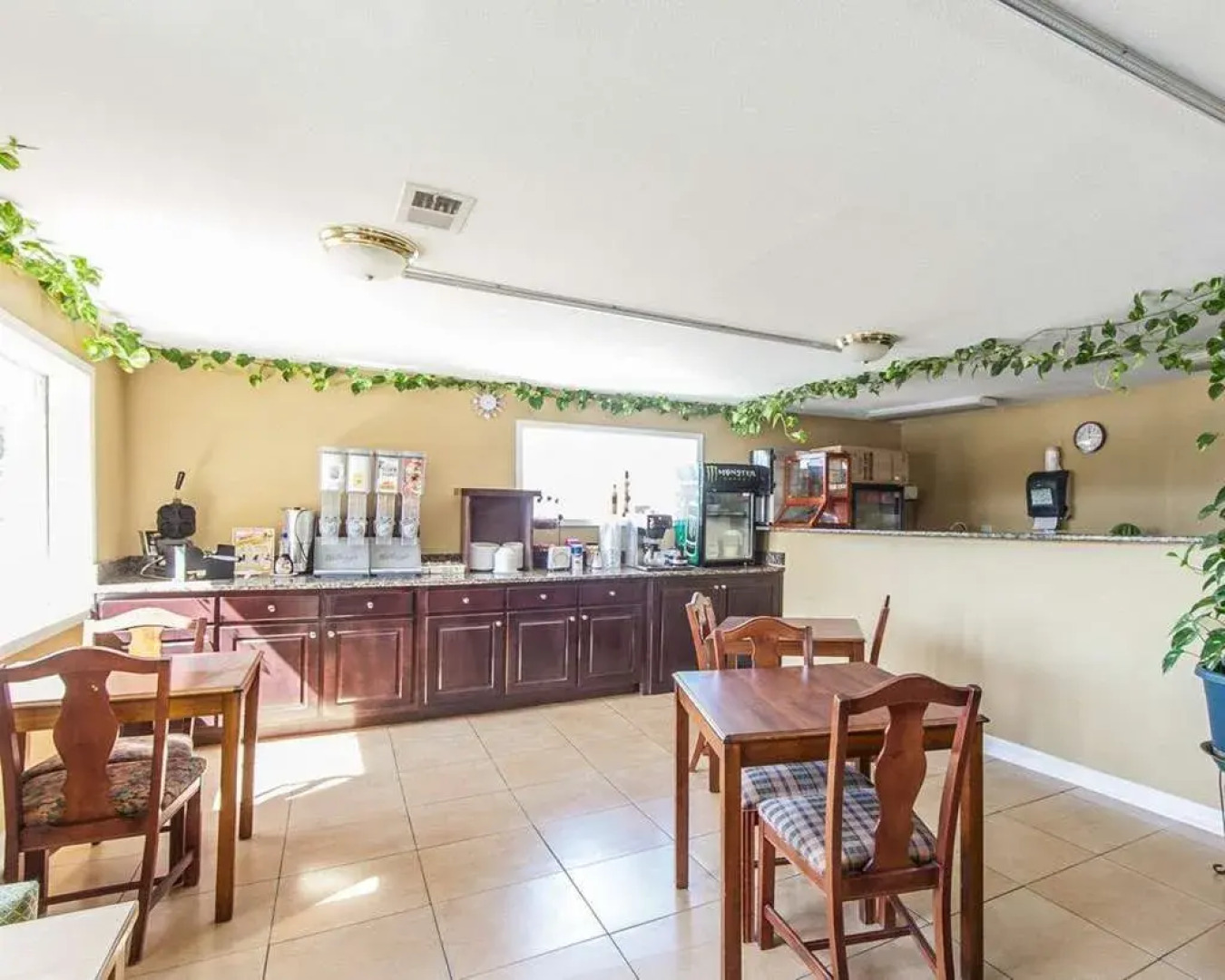 Days Inn By Wyndham Calhoun Ga I-75 And Us-41