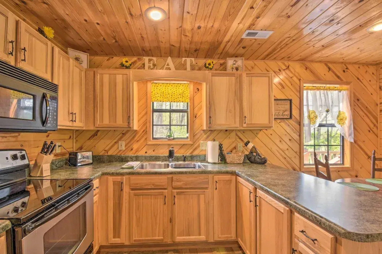 Cozy Hiawassee Cabin w/ Fire Pit & Mtn Views!
