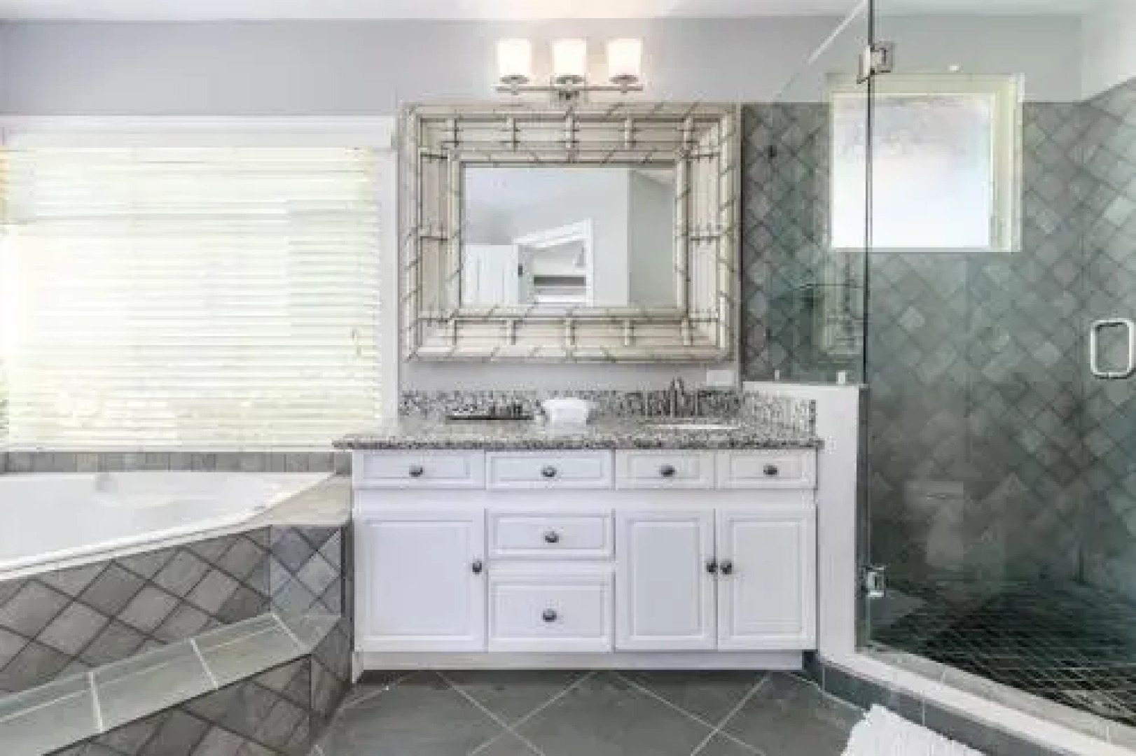 Luxury 4-bedroom home a short walk from the beach