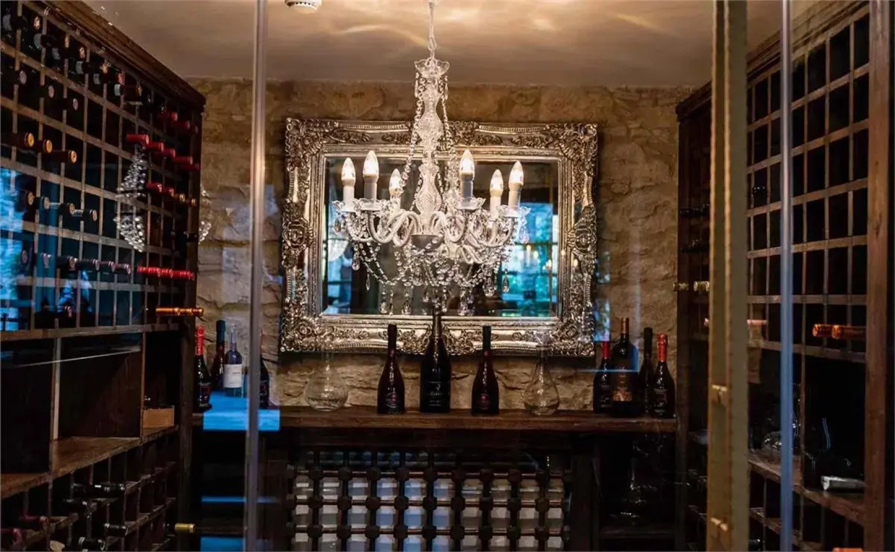 Oinou Strata - Adults Only